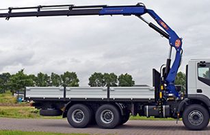 隨車吊使用轉(zhuǎn)盤軸承和齒輪式回轉(zhuǎn)驅(qū)動(dòng)的對(duì)比