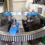 在一種特殊轉(zhuǎn)臺設備上使用的磨齒精密型回轉(zhuǎn)驅(qū)動