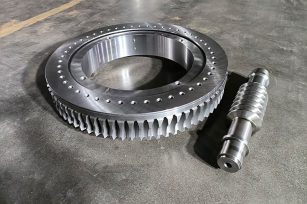 如何提高回轉(zhuǎn)驅(qū)動(dòng)中蝸桿的承載能力和傳動(dòng)效率